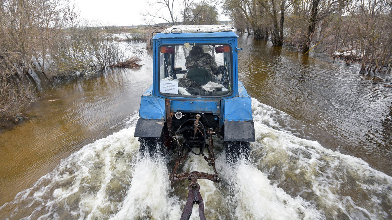 Паводок ему — чисто трактором
