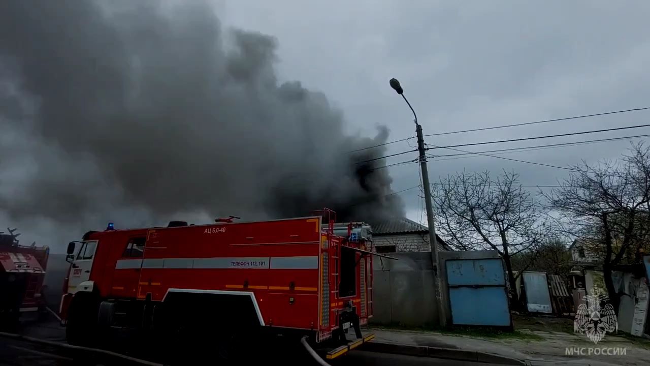 Пожарные вынесли двоих раненых, пострадавших при пожаре в Белгороде