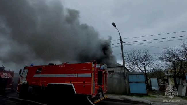 Пожарные вынесли двоих раненых, пострадавших при пожаре в Белгороде