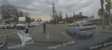 Без прав и номеров. Водителя, едва не сбившего пешеходов, задержали в Воронеже