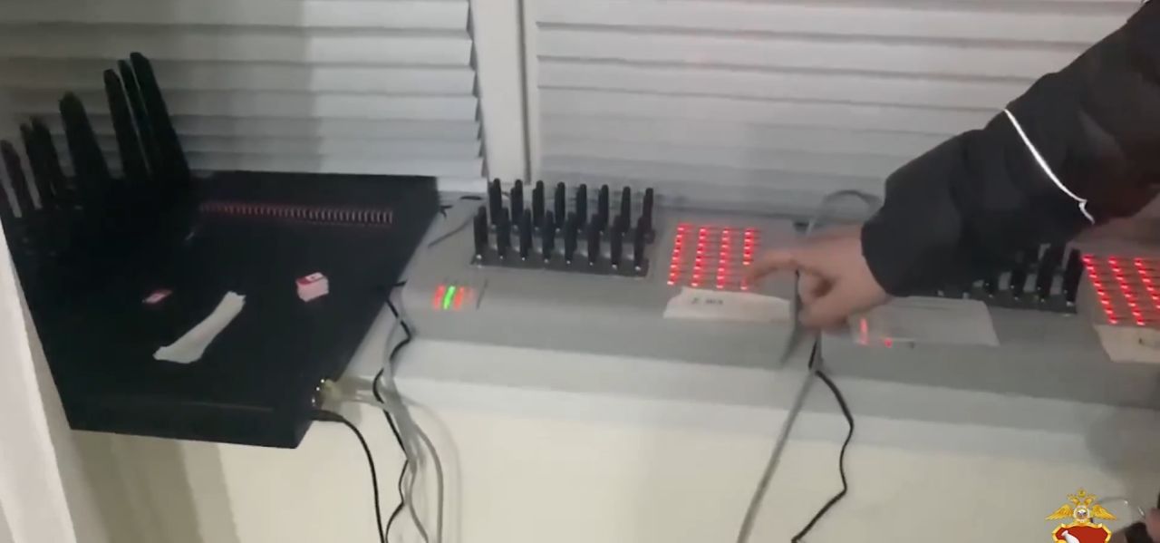 На видео попало задержание троих юношей за помощь мошенникам в Воронеже