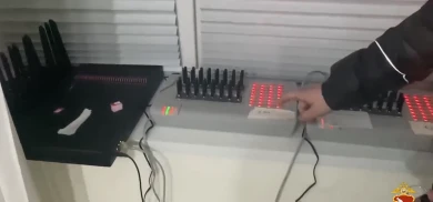 На видео попало задержание троих юношей за помощь мошенникам в Воронеже