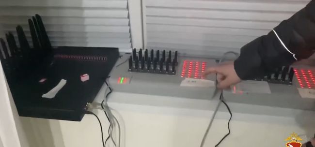 На видео попало задержание троих юношей за помощь мошенникам в Воронеже