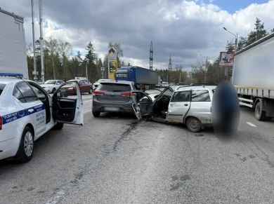 Легковушка врезалась в КамАЗ и устроила массовое ДТП в Воронеже 