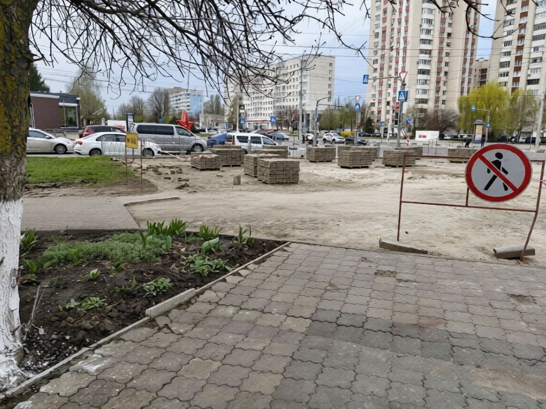 В Белгороде сняли плитку, оставив жителей без нормального прохода