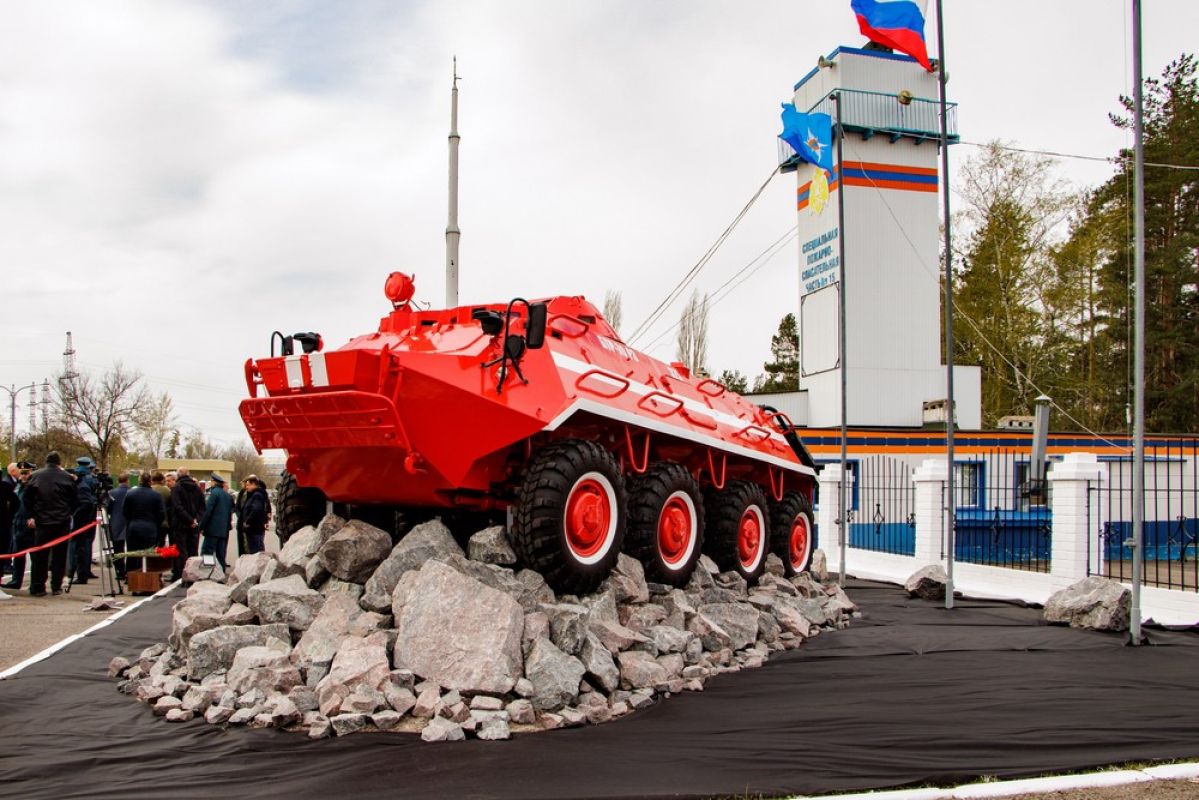 В Нововоронеже установили памятник пожарным Чернобыля с&nbsp;бронетранспортером