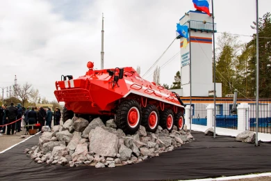 В Нововоронеже установили памятник пожарным Чернобыля с бронетранспортером