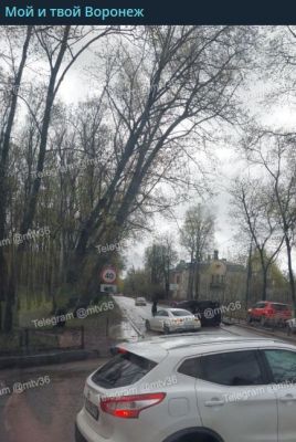 Пробка сковала воронежскую улицу из-за ДТП с перевёртышем (ВИДЕО)