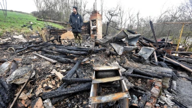 «Взрослые выталкивали детей на улицу через разбитое окно»