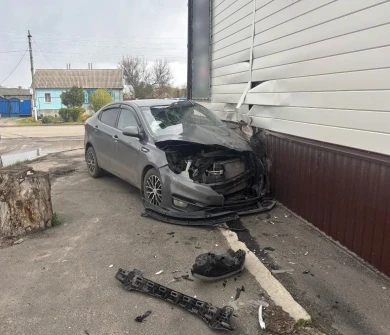 Пьяная женщина на иномарке протаранила дом в воронежском посёлке