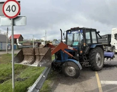 Трактор без колеса устроил аварию на воронежской трассе 