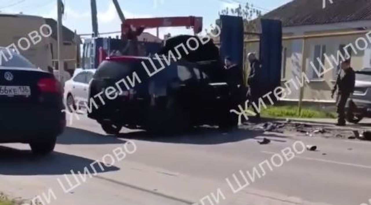 «Зажаты люди». О жутком ДТП в микрорайоне сообщили воронежцы (ВИДЕО)