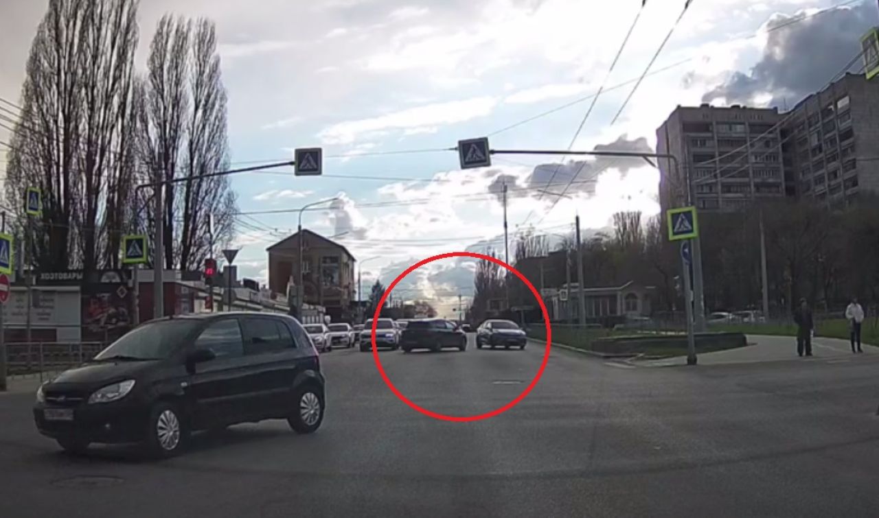 «Чуть не&nbsp;устроил ДТП!» Лихач, вылетевший на&nbsp;встречку, попал на видео в Воронеже