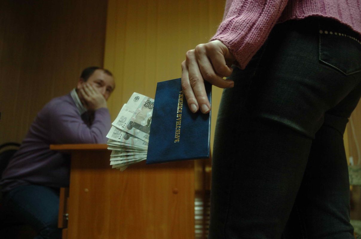 Желание протолкнуть дочь на учёбу обернулось бедой для женщины