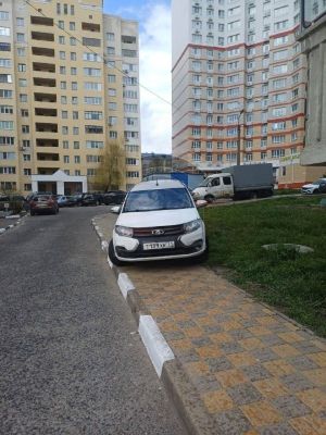 Пешеходы против колёс: в Белгороде тротуары превращаются в парковки