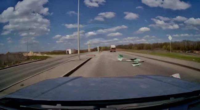 В Белгороде мусоровоз оставил отходы прямо на дороге