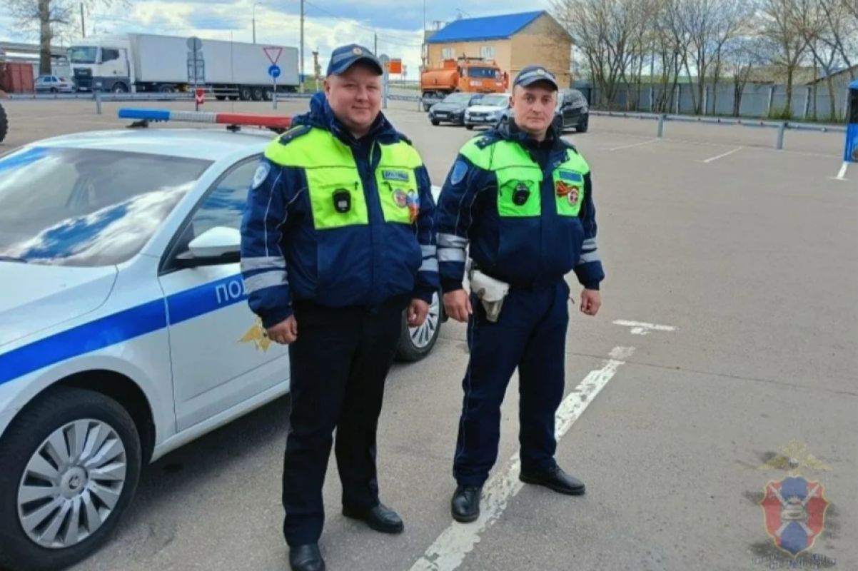 инспекторы ДПС Роман Авдеев и Алексей Быханов