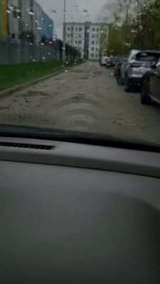 В Белгороде убитую дорогу ремонтируют кирпичами