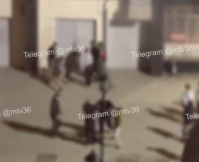«У них с собой ножи и пистолет». Толпа подростков устроила беспредел в центре Воронежа