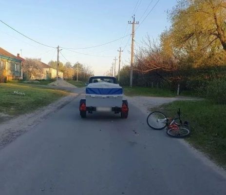 8-летняя велосипедистка врезалась в прицеп и попала в больницу