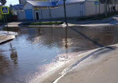 «Сколько можно терпеть зловоние!». На дурно пахнущий ручей, разлившийся по улице, пожаловались воронежцы