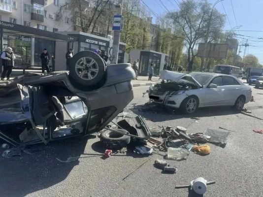 В каком состоянии находятся пострадавшие в жёсткой аварии с «перевёртышем» в Воронеже