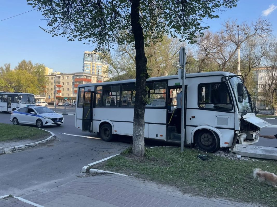 В Белгороде автобус с пассажирами врезался в столб: есть пострадавшие