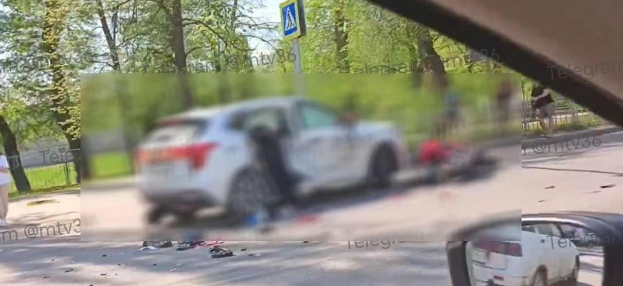 Мотоциклист проломил дверь и застрял в такси после аварии в Воронеже (ВИДЕО)