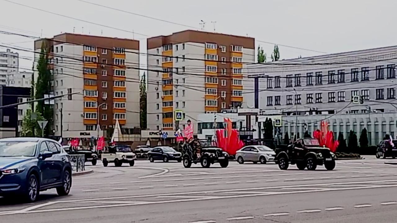 В Липецке автомобилисты устроили стихийный парад Победы на колёсах