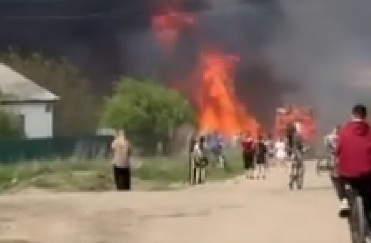 Жуткий пожар на левом берегу Воронежа попал на видео