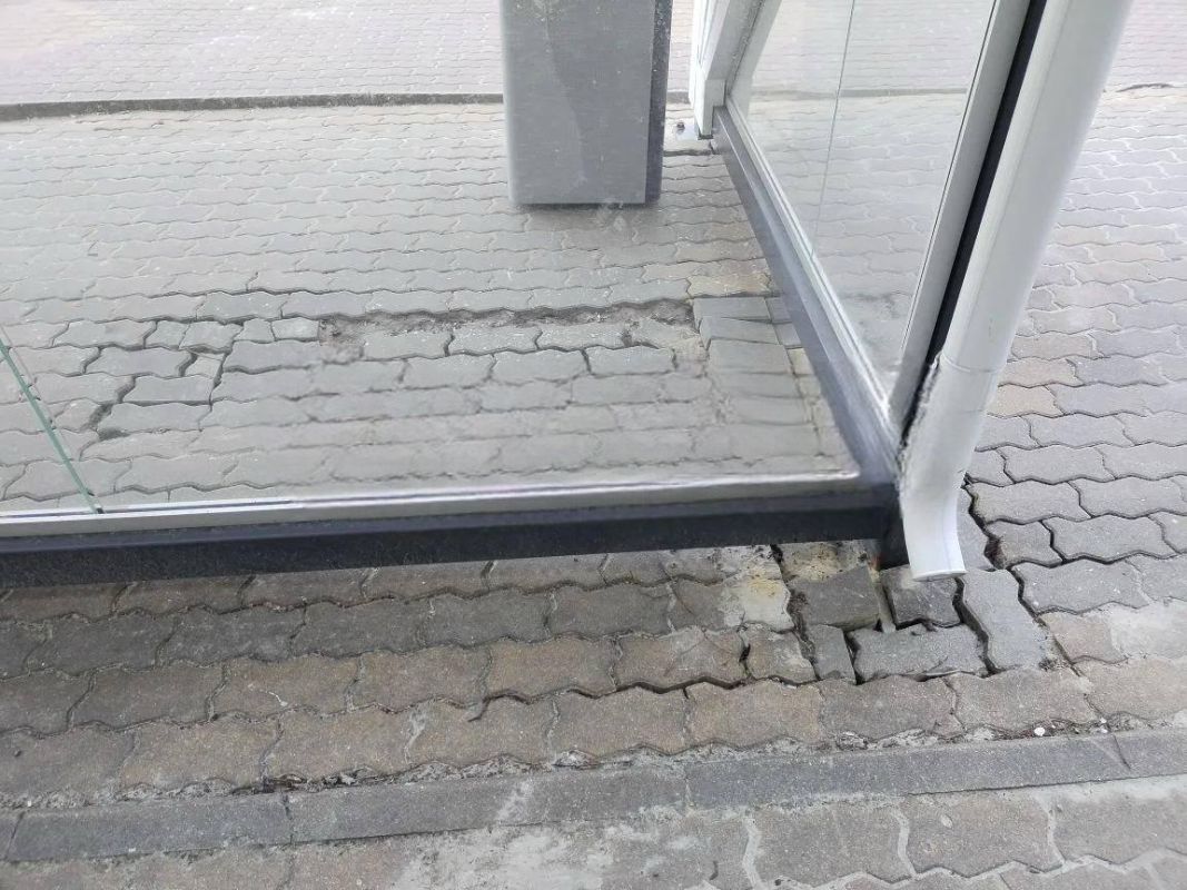 В Белгороде тротуарная плитка уходит под землю