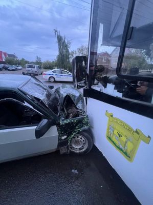 Два человека пострадали в лобовом ДТП с молодым водителем, врезавшимся в автобус на перекрёстке