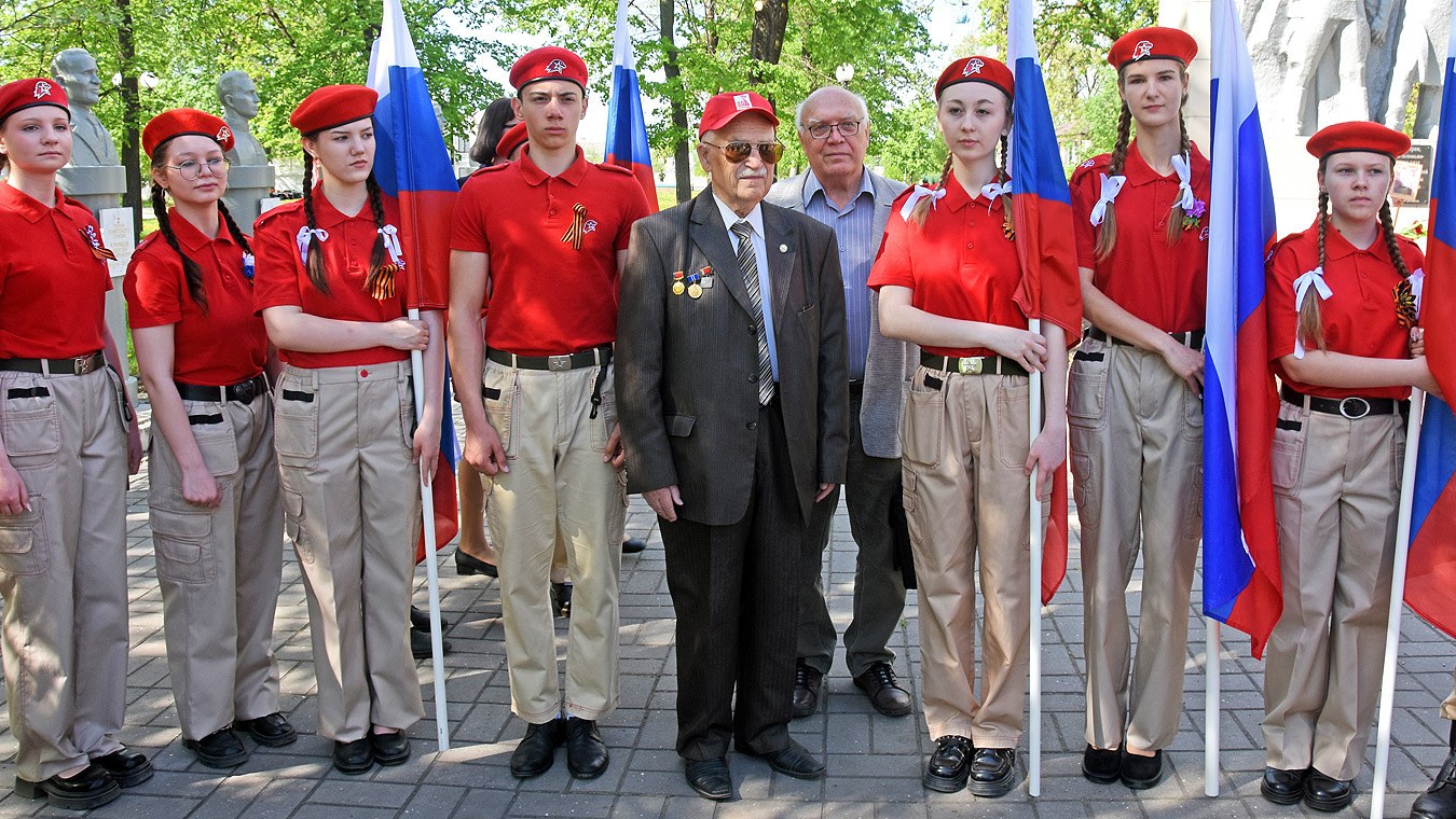 Директор школы повёл Женю в кабинет, где сидел гестаповец...