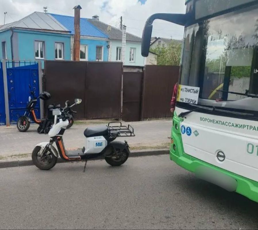 Электроскутерист снёс девочку, выходившую из воронежского автобуса