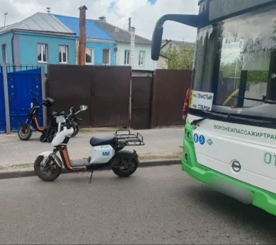 Электроскутерист снёс девочку, выходившую из воронежского автобуса