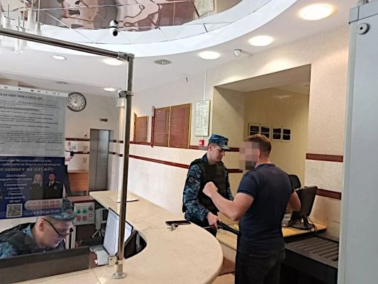 На заседание с дубинкой: воронежец пытался пронести в суд запрещенный предмет