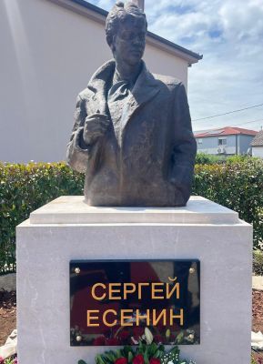 Воронежский памятник Есенину «добрался» до Черногории
