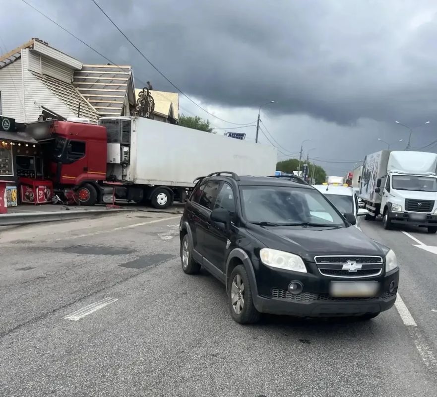 Фура врезалась в&nbsp;павильон после аварии на&nbsp;трассе М-4 «Дон» под&nbsp;Воронежем