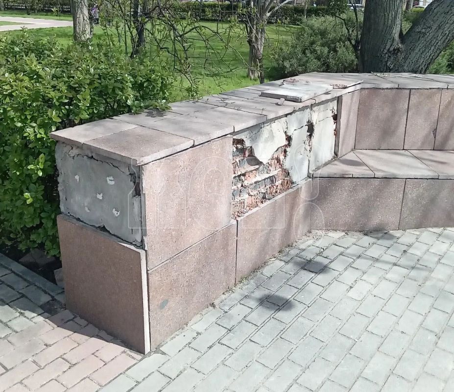 О плохом состоянии плитки в популярном сквере рассказали воронежцы