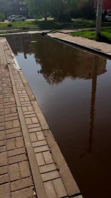 Зловонная река потекла по белгородской улице: жители надевают болотные сапоги