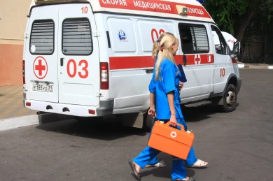 При этом грозном симптоме Малышева рекомендует немедленно вызывать скорую помощь