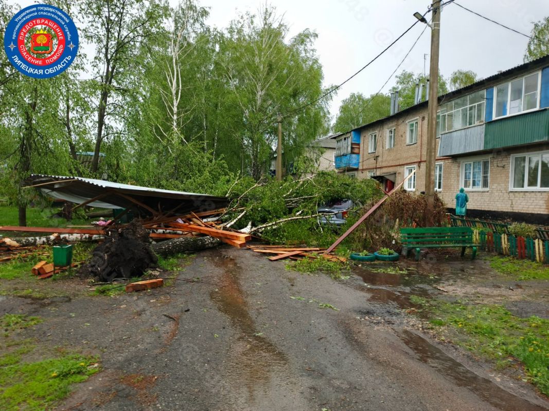 Ураган снес крышу и повалил деревья в Липецкой области