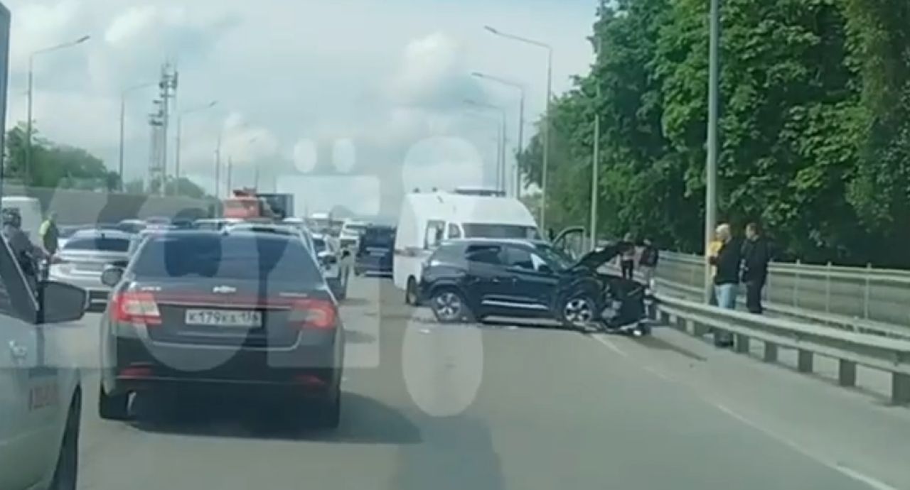 Две легковушки столкнулись на&nbsp;оживлённой дороге в&nbsp;Воронеже (ВИДЕО)