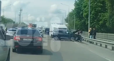 Две легковушки столкнулись на оживлённой дороге в Воронеже (ВИДЕО)