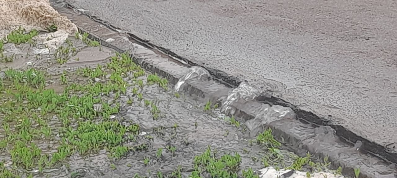 Водные процедуры. Новый «водопад» появился в Воронеже в 15 метрах от старого прорыва
