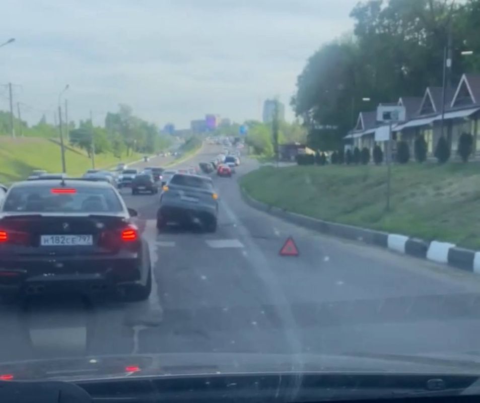 Иномарка застряла в&nbsp;люке посреди проезжей части в&nbsp;Воронеже