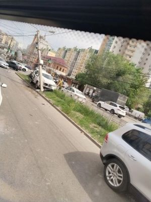 Машина снесла столб в Воронеже: образовалась пробка (ВИДЕО)