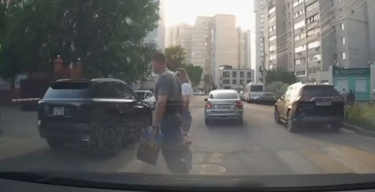 «Плевать на всех хотел». Иномарка едва не сбила людей на пешеходном переходе в Воронеже