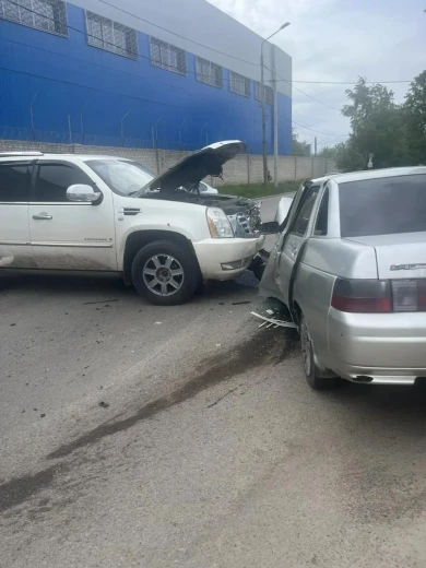 «Кадиллак» и «десятка» не поделили дорогу в Воронеже. Есть пострадавшие