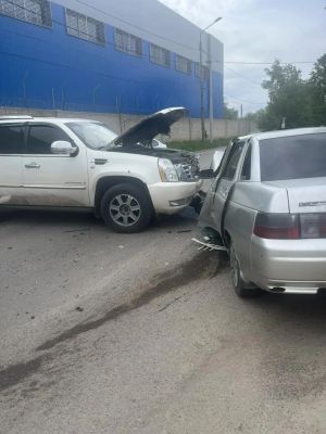 «Кадиллак» и «десятка» не поделили дорогу в Воронеже. Есть пострадавшие